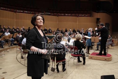 Deutsche Dirigent Reiner Schuhenn leitet den Madrigalchor der Hochschule für Musik und Tanz Köln, Figuralchor Bonn und das Kölner Kammerorchester in der Philharmonie Köln (&copy; Thomas Brill)